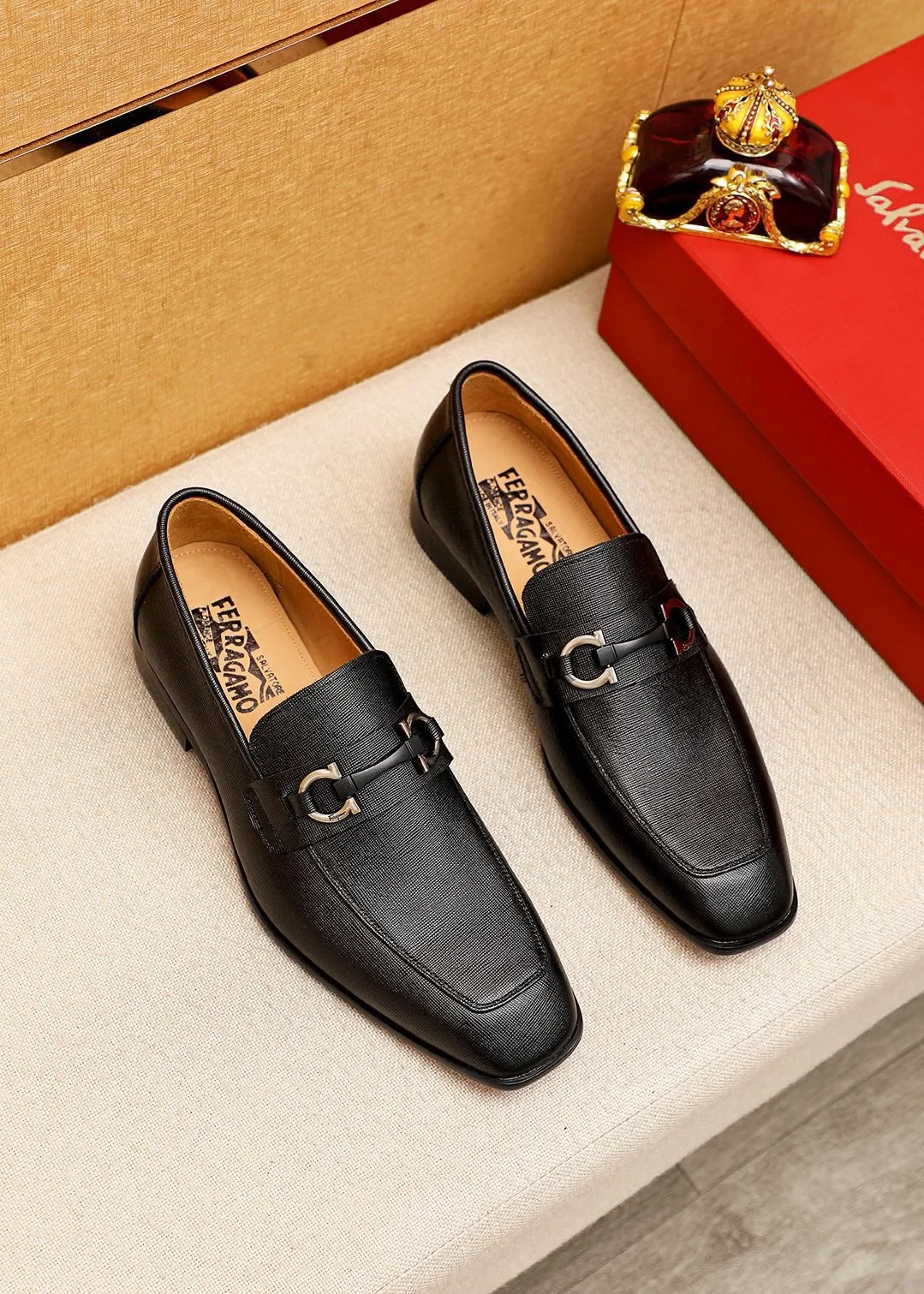Men's shoes 💰442 💐 Product trademark: Ferragamo "Ferragamo" casual leather shoes Regular size: 38-44 (45.46🉑️customized) Product materials: Selected imported first-layer cross-grain cowhide upper + original hardware buckle, imported water-dyed cow leather lining. Strong three-dimensional visual effect, combined outsole Color: 1⃣️color optional
